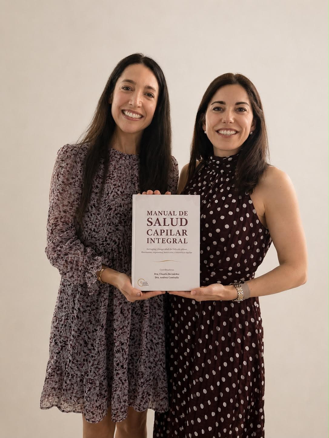 Dra. Andrea Combalía y Dra. Claudia Bernárdez, con el libro